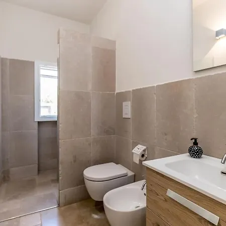 ヴィラ Silenzio Con Piscina Riscaldata A オストゥーニ